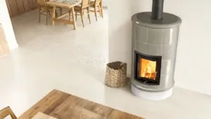 Stufa moderna accesa in un soggiorno luminoso con arredamento in legno