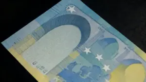 Dettaglio di una banconota da 20 euro su sfondo nero