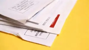 Pila di lettere o documenti ufficiali su fondo giallo