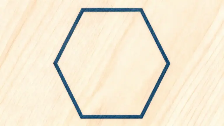 Esagono disegnato su superficie in legno chiaro