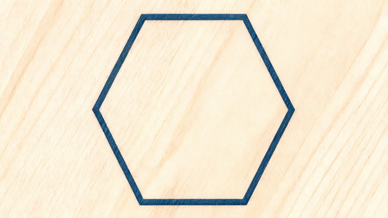 Esagono disegnato su superficie in legno chiaro