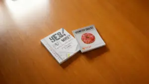 Due libri di matematica su un tavolo in legno