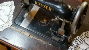 Macchina da cucire vintage Kayser in legno con dettagli in metallo