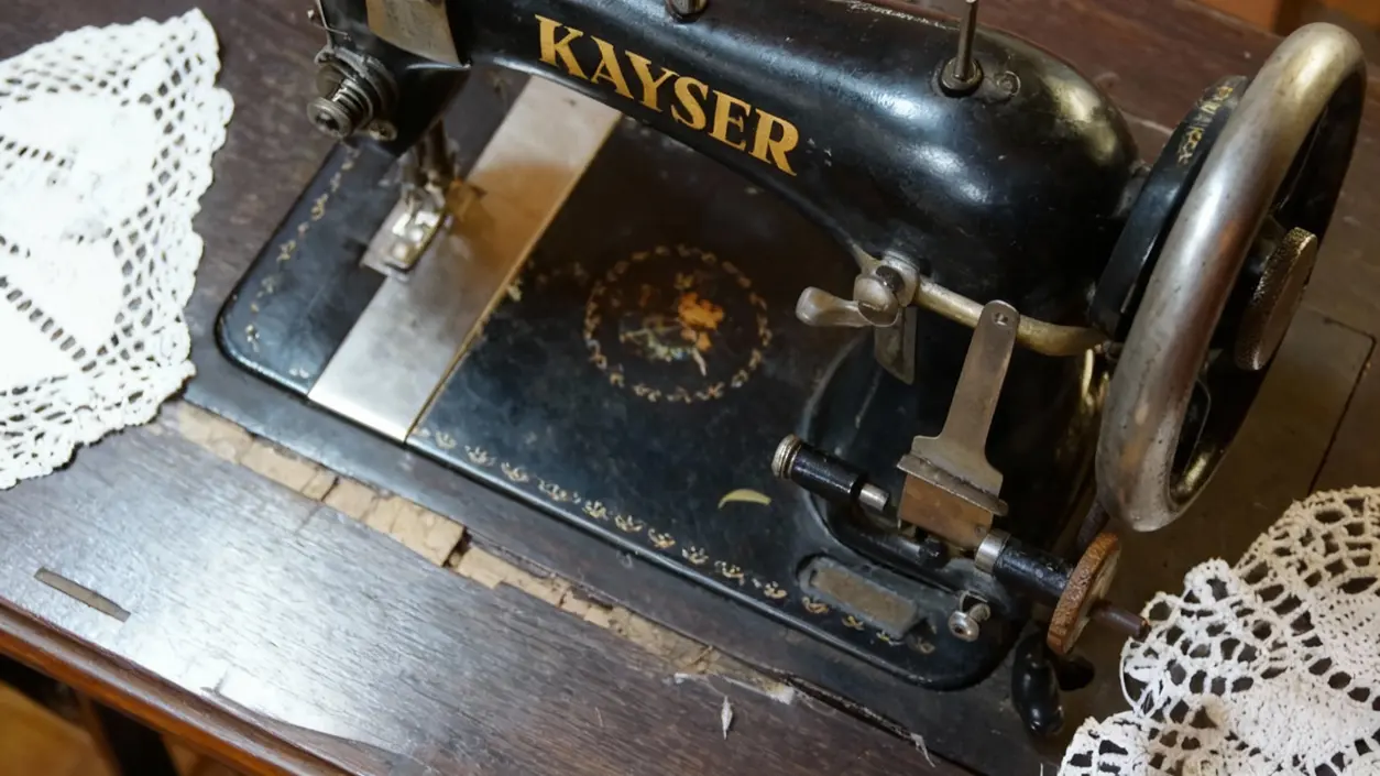 Macchina da cucire vintage Kayser in legno con dettagli in metallo