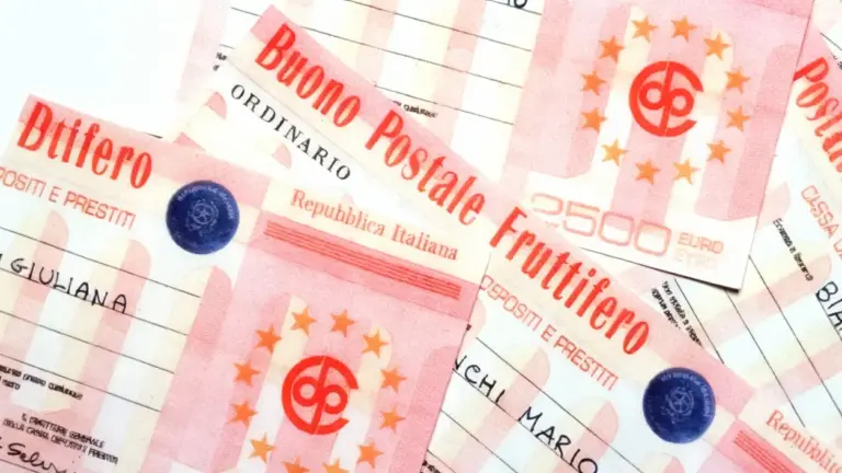 Buoni fruttiferi postali emessi dalla Repubblica Italiana sovrapposti tra loro