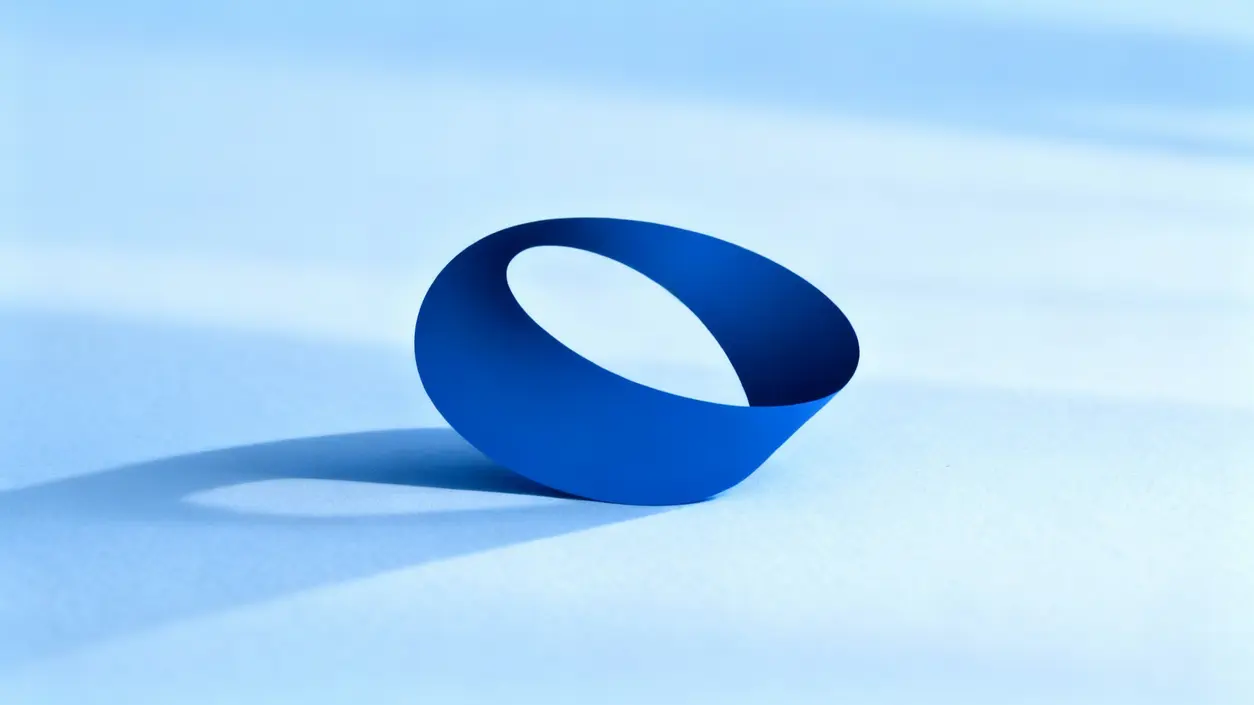 Un oggetto astratto di colore blu su sfondo chiaro