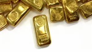 Lingotti d'oro su sfondo bianco, simbolo del valore dell'oro usato aggiornato