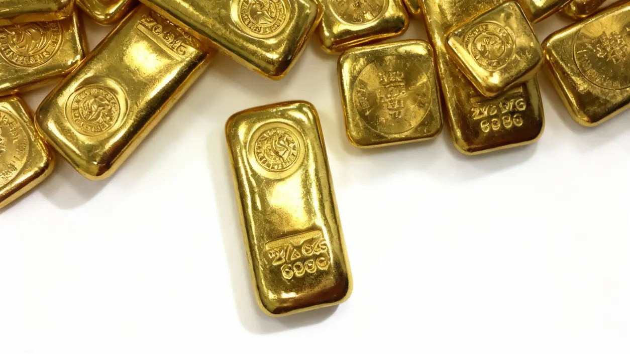 Lingotti d'oro su sfondo bianco, simbolo del valore dell'oro usato aggiornato