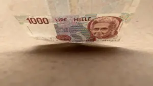 Vecchia banconota da mille lire con il ritratto di Maria Montessori su fondo neutro